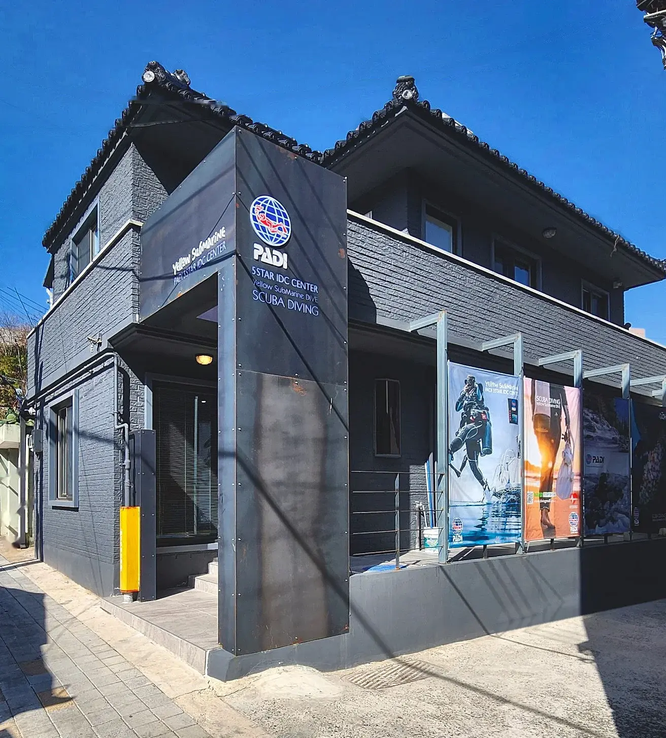 PADI 5 Star IDC 간판이 있는 옐로우서브마린 다이브 센터 외관